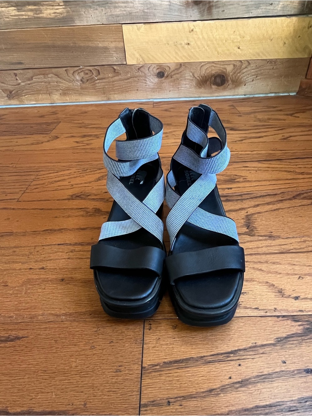 Sorel Women’s Black Sandals with Light Gray Crisscross Straps (8.5)
